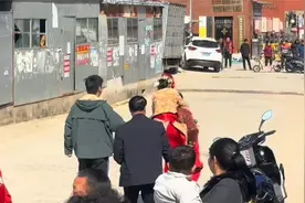 新郎背新娘步行回家，婚车被挡引发讨论视频封面