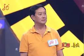 门当：59岁阿姨穿旗袍有气质，大爷狂追她，一问退休金牵手了视频封面
