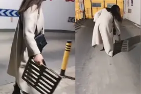 女子为抄近路走地下车库，动作娴熟捡起井盖划拉地，门秒开看呆人视频封面