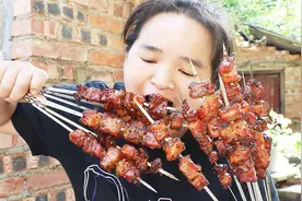 26元五花肉，腌制串起来，吊炉盖锅一烤，一串接着一接，香视频封面