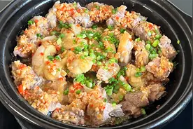 两条排骨半只鸡，做道家人最爱吃的蒜香排骨鸡煲，鲜嫩多汁又下饭