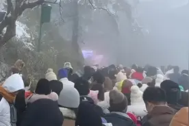 四川瓦屋山大量游客因排队坐索道夜间滞留数小时，景区：已限流视频封面