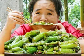 辣椒现摘现炒，新鲜又辣，米饭配上两碗，水喝个不停，太辣了视频封面