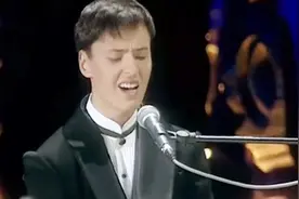 因海豚音被封神的男人，Vitas最震撼的代表作，高音飙到怀疑视频封面