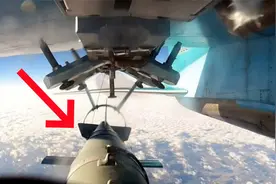 实拍：俄罗斯苏-34轰炸机云层之上投下航空炸弹 摧毁乌军指挥所！视频封面