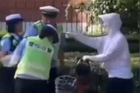 山东一女交警执法中辱骂市民 扬言“弄死你”，官方回应：已调岗视频封面