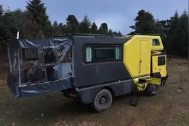 夫妻俩靠着辆顶级房车，在野外极致野营，车里美滋滋睡觉太享受了视频封面