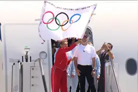 奥林匹克会旗抵达美国洛杉矶：市长走出飞机挥舞旗帜 欢呼声不断视频封面