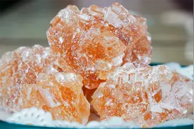 大块冰糖硬的像石头掰不开？教你一招，半分钟秒变小糖粒，真实用