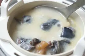 广东女人太会煲汤了，乌鸡和它搭配，滋补气血又助眠，一觉到天亮视频封面