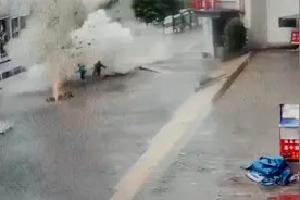 重庆万州一下水道被小孩扔鞭炮引发爆炸 多个井盖被炸飞砖块满地视频封面