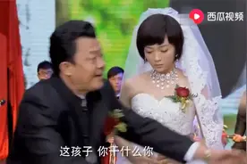 婚礼现场，女儿突然上台夺话筒，当场说出后妈大秘密视频封面