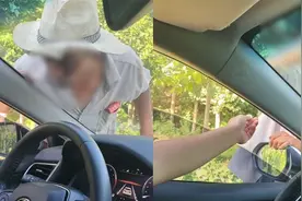 男子拦车要5元和烟被拒绝，下秒摘帽狂扇耳光震惊众人：是个狠人视频封面