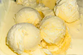 榴莲吃腻了，别再直接吃了，教你做成榴莲冰激凌，香甜丝滑真解馋