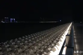 珠海日月贝的夜景真美，路上还遇到三位美女在海边合影，哈哈哈视频封面