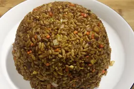 自学厨师教您做酱油炒饭，米饭炒至粒粒分明，香味浓郁，做法简单视频封面
