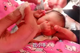 刚出生3天宝宝，2位老姨用艾叶和花椒水洗澡，宝宝一脸的享受