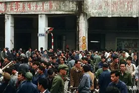 1969的广州中山四路，清一色的中山装，工人正在街头寻找工作图片