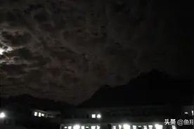 恐怖。夜色中的山区学校晚自习～黑云压城城欲摧～图片