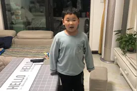 习劳知感恩，七岁孩子帮妈妈做家务，体会辛苦，懂得感恩