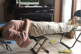 家里呆久了，找各种花样打发时间，姐弟三在家练板凳功！视频封面