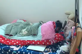 睡神妹妹中午睡懒觉，不起床不做饭，男神大哥准备用音乐唤醒她！