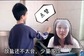 日常生活，儿子负责炒菜，小谢做助手，吃了两碗饭好满足