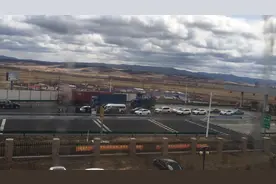 高速路口辛苦工作的人，为防疫工作做了巨大贡献，向他们致敬视频封面