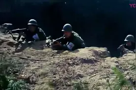 对越自卫反击战，越军偷袭我军野战医院，女兵身挂光荣弹绝地反击视频封面