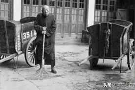 老照片，林徽因对着铁佛深情凝望，黄金荣在大世界门口接受改造图片