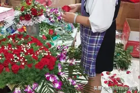 美女配鲜花玫瑰配佳人，老婆的手是越来越巧了！爱你哦！图片
