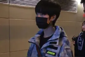 191128 @时代少年团-贺峻霖 成都到达
#贺峻霖#  是行走的衣架了！回家好好休息！
#豆姐在现场# [心]#饭爱豆#视频封面