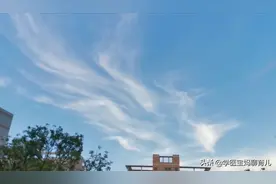 宝妈在单位宿舍拍摄的天空，神似飞龙在天，如望子成龙，望女成凤图片