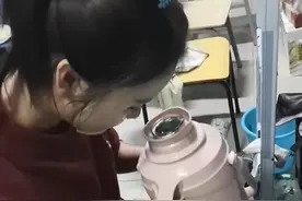 #为了脸女孩子可以有多拼# 
哈哈哈哈哈哈女孩子真是奇奇怪怪可可爱爱[呆无辜]视频封面