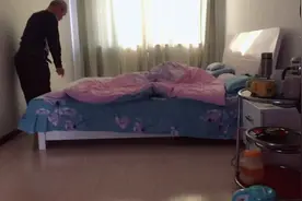 偷拍老爸叠被子视频封面