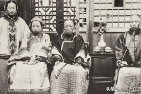 清末老照片，乡绅领美妻在郊外练枪法，图八小妾赋闲在家愁眉苦脸图片