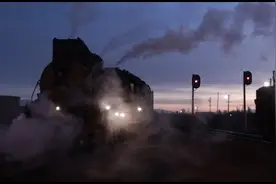 实拍 中国百年蒸汽火车在零下20度的荒漠运行 凌晨五点开始发车！视频封面