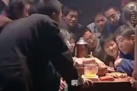 小伙讲鬼故事吓大伙，最后却被自己人吓着视频封面