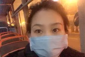 下班回来差点没买到饭，路上小姐姐还用奇怪眼神看大玲，太尴尬了视频封面