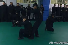 警察就是要苦练基本功，关键时刻能够冲得上去，保护人民安全