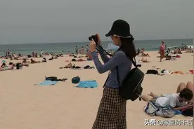 爱晒阳光浴的国家，全身晒得黑黑的才算是有钱人。图片