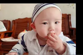 二宝今天满周岁，新颖的抓周模式，看他抓了什么笑到全家脑壳疼视频封面