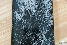 孩子天天偷玩吃鸡游戏，被他爸爸发现一怒之下给摔了这回玩不了了图片