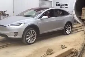 特斯拉Model X从隧道中拖出113吨的渣土车视频封面