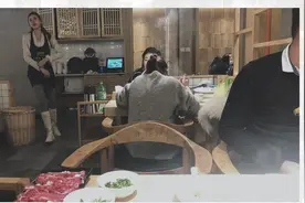 出差半个月的男朋友请吃饭，偶遇一米九的小姐姐