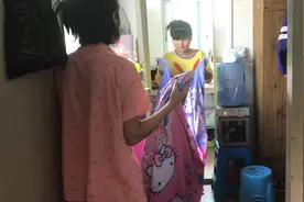 妹妹两床被子套一个被套，这能套进去嘛