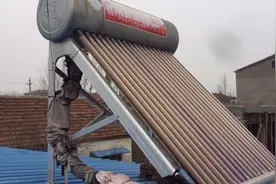 笨重的太阳能，装在了溥溥的彩瓦屋顶上边，看咋办到的