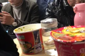 绿皮车看到对面小哥哥挺帅的，要不要微信呀