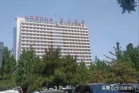 去山大一院办事，看病的人还是很多。对面的商铺也都正常营业了。图片