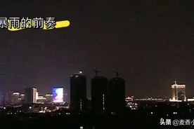 暴雨来临的前奏，闪电不断，雷声越来越近了